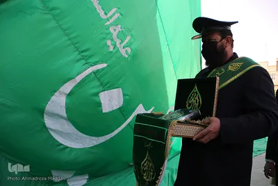 اهتزاز پرچم متبرک به نام امام حسین(ع) در بین‌الحرمین شیراز‎‎
