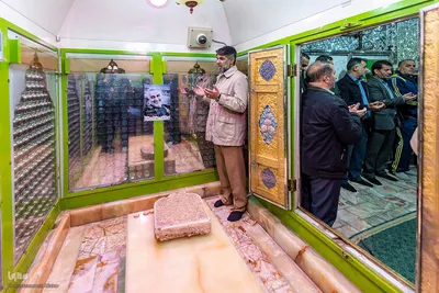غبارروبی ضریح مطهر امامزاده حسن (ع)