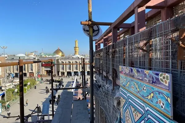 آغاز نصب کاشی‌های اهدایی خیران ایرانی در حرم مطهر حسینی + عکس