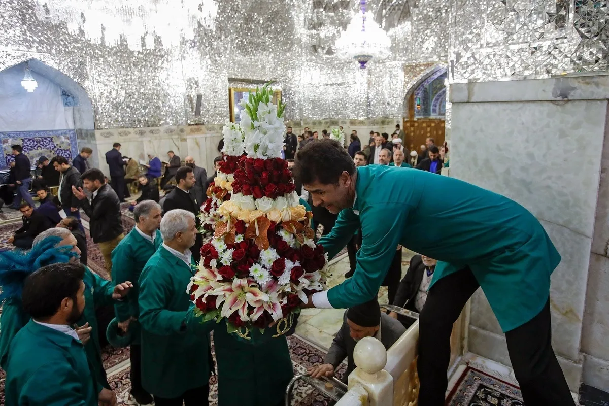 حرم مطهر امام رضا(ع) پر پھولوں کی بارش