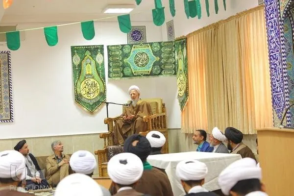 حوزه و دانشگاه راه انحراف در جامعه را می‌بندند
