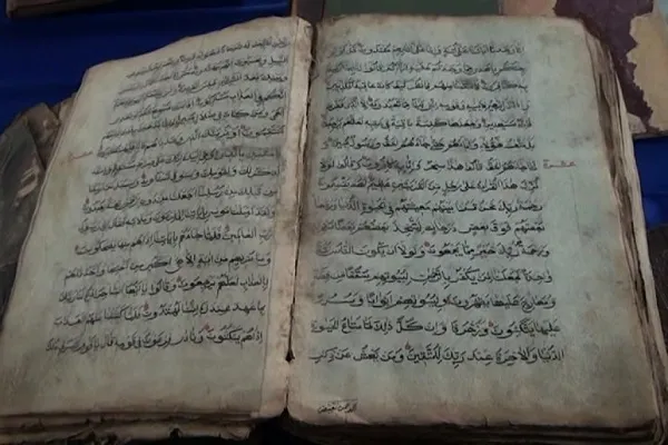 مكتبة في جمهورية أذربيجان تحتفظ بنسختين قديميتين للقرآن