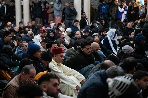Fransada Milad ərəfəsində məscidin divarına irqçi sözlər yazılıb