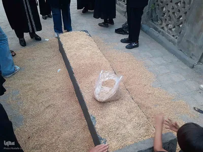 مراسم سنتی نیت کردن و توسل بر امام حسین(ع) با گندم شماری و نذر گندم در اهر