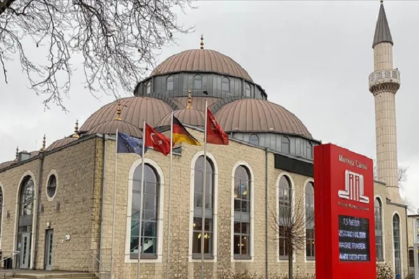 Almanya'da camiye pompalı tüfekle ateş açıldı