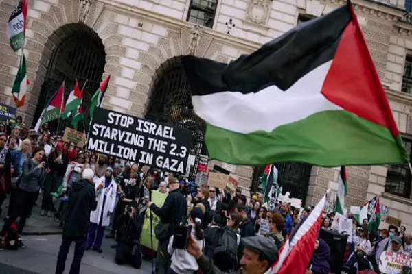 Conselho Muçulmano da Grã-Bretanha Critica Governo do Reino Unido por Narrativa Falsa sobre Marchas em Prol de Gaza