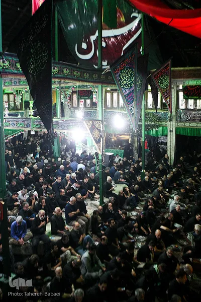آیین سنتی نخل گردانی و عزاداری ظهر عاشورا در تکیه بزرگ تجریش