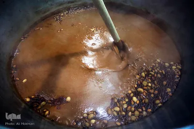 بعد از برپایی نماز صبح درب دیگ ها باز شده و به آنها بادام اضافه می شود