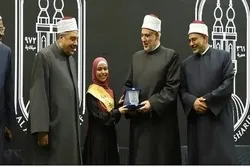 Ägyptische jugendliche Auswendiglernerin des Korans und den Hadith von Al-Azhar geehrt