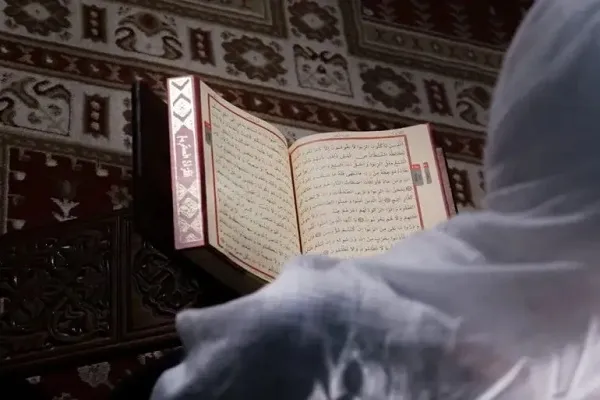 بانوی سالخورده یمنی بدون سواد حافظ قرآن شد + فیلم