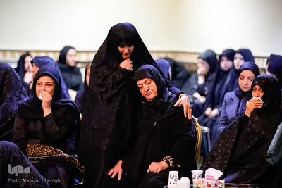 تشییع پیکر جهادگر تهرانی امیرمحمد اژدری بر روی دستان مردم 