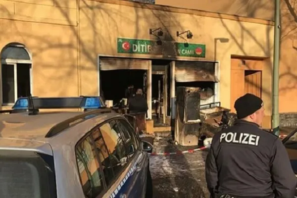 Alman hükümeti camilere saldırıları kınadı