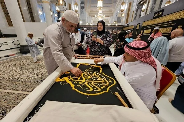 په مکې کې د کعبې د اوبدل شوي پرَدې نمایش  (انځوریز راپور)