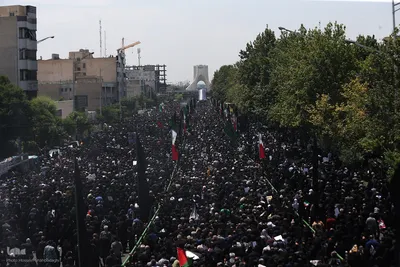 Große Anteilnahme und langer Trauerzug für Märtyrer Ayatollah Raisi und seine Gefährte