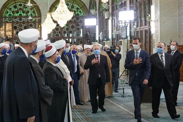 شرکت اسد در مراسم سالروز ولادت پیامبر اکرم‌(ص) در مسجدی در دمشق+عکس
