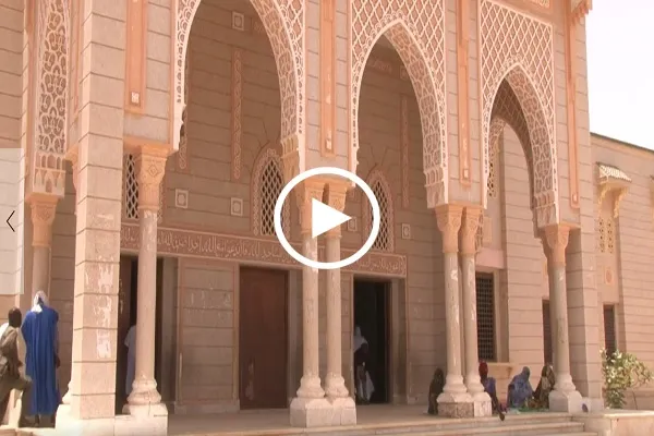 شاهد...الموريتانيون يتدفقون على المساجد بعد تخفيف تدابير العزل
