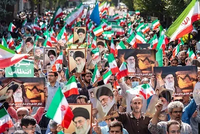 راهپیمایی مردم کرج در اعتراض به اهانت نشریه فرانسوی به ساحت شریف مرجعیت