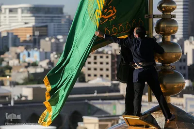 Flagge auf Kuppel des Heiligtums von Imam Rida (a.s) durch eine neue ersetzt