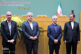 از راست اسحاق جهانگیری، معاون اول رییس جمهور، منصور غلامی، وزیر علوم، تحقیقات و فناوری، سورنا ستاری، معاون علمی و فناوری رییس جمهور و غلامرضا غفاری، معاون فرهنگی و اجتماعی وزارت علوم، تحقیقات و فناوری در اختتامیه دهمین جشنواره بین‌المللی فارابی