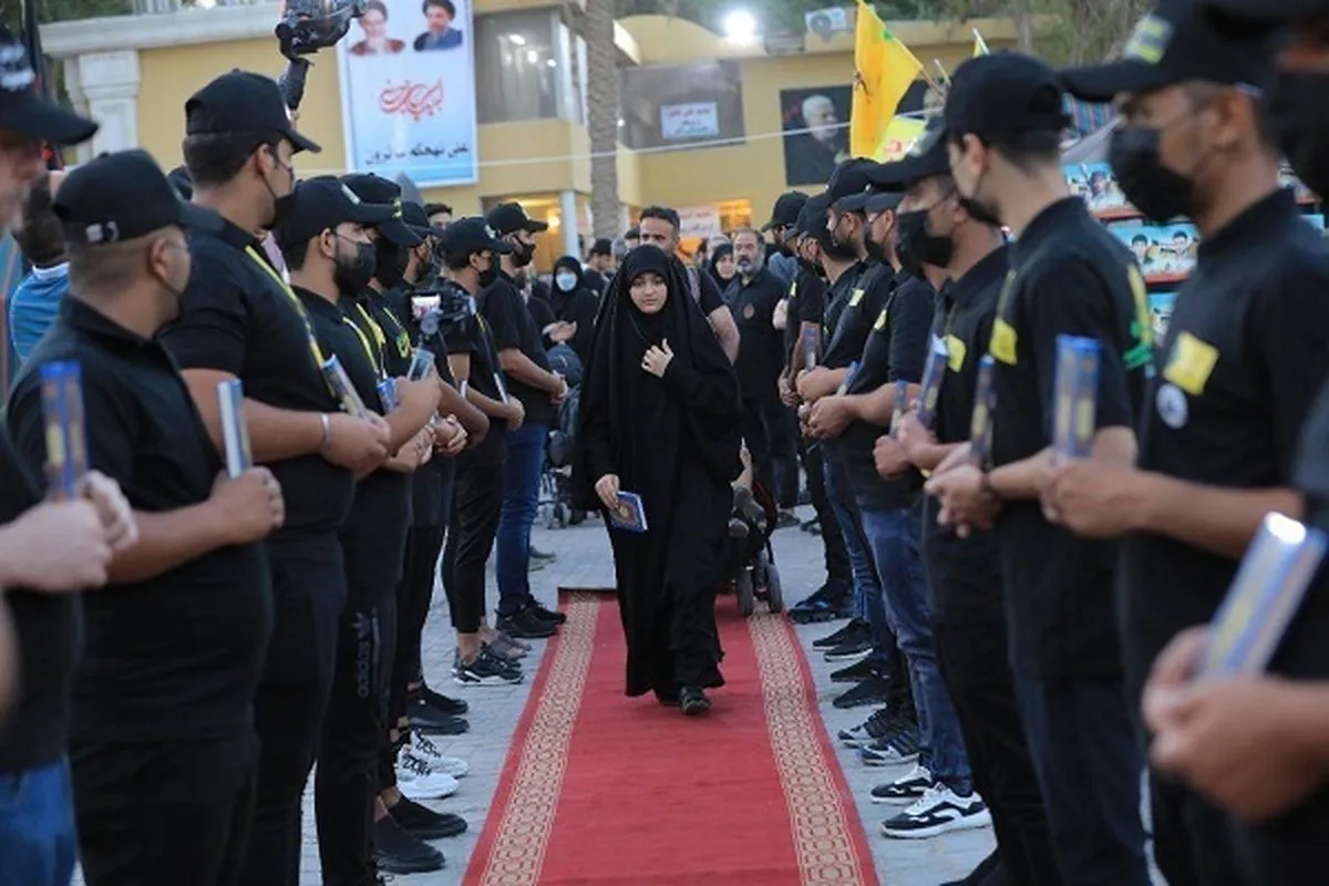 Iraqis Bid Farewell to Arbaeen Pilgrims by Gifting Qurans
