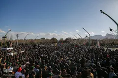 Iran: enorme folla a funerali militari caduti in attacco terroristico + FOTO