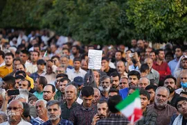 حضور رئیس جمهور در شاهچراغ و دیدار با خانواده شهدا