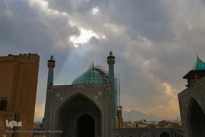 آسمان آبی شهر گنبد‌های فیروزه‌ای