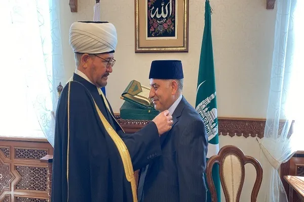 Муфтий Шейх Равиль Гайнутдин наградил Аммара Хиджджави Орденом Почёта «Аль-Фахр»
