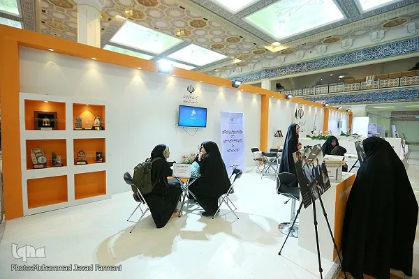 مشاوره به علاقه‌مندان عرصه قرآنی در غرفه وزارت ورزش و جوانان