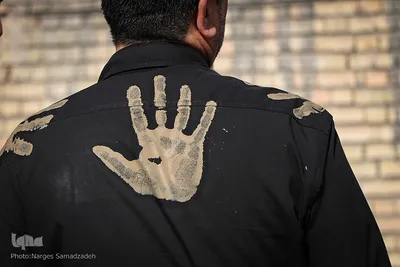 آیین «گل‌مالی» صبح عاشورا در فولادشهر اصفهان