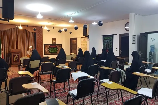 تنظيم محاضرات قرآنية حول 