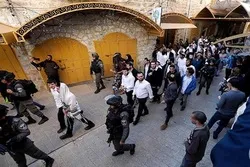 Zionistische Siedler stürmen eine Kirche in Al Kahlil