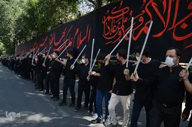 عزاداری شاخسی(شاه حسین) روز عاشورا با رعایت دستورالعمل های بهداشتی به صورت محدود در بعضی از خیابان های تبریز برگزار شد.