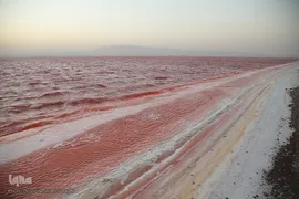 دریاچه حوض سلطان به رنگ سرخ