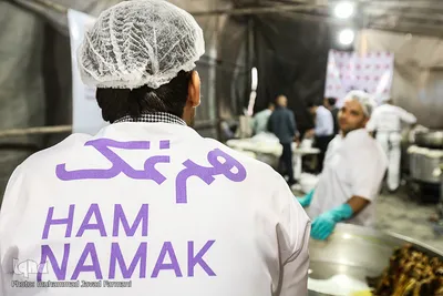 معلولین و سالمندان کهریزک میهمان هم‌نمک شدند
