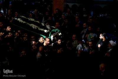 تشییع پیکر جهادگر تهرانی امیرمحمد اژدری بر روی دستان مردم 