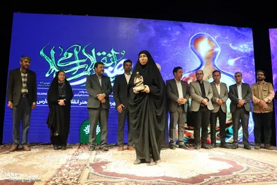طاهره کوهکن از بخش روایت به عنوان چهره برتر سال هنر انقلاب اسلامی استان فارس