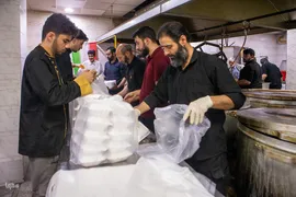 حمایت مردمی از رزمندگان: فعالیت جهادی در پخت و رساندن افطار