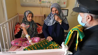 پرچم سبز حرم مطهر رضوی بر بالین مصدومان سانحه طبس