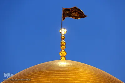 Schwarze Trauerflagge auf Kuppel des Heiligtums von Fatima Masuma