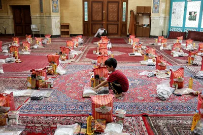 آماده سازی اقلام غذایی برای خانواده های نیازمند ایرانی در ماه مبارک رمضان در تهران