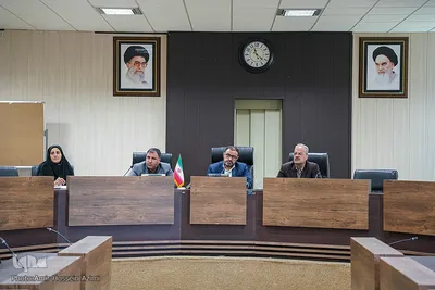 نشست مسئولان مردمی فعالیت‌های قرآنی شیراز با فرماندار