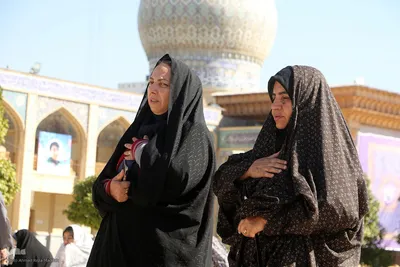 آیین سیاه‌پوشان و تعویض پرچم گنبد حرم حضرت شاهچراغ‌(ع)