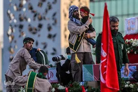 مراسم وداع با پیکر شهدای مدافع حرم در میدان امام حسین(ع)