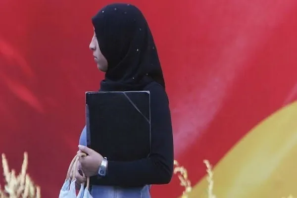 Almaniya məhkəməsi Berlində müsəlman müəllimlərin hicab taxmasına dəstək verib