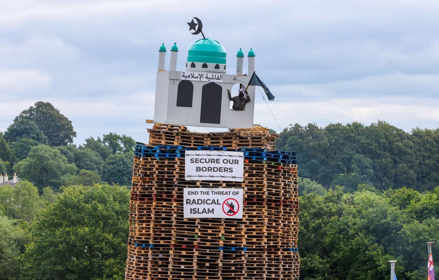 Irlande du Nord : Arrestation après l’installation d’une maquette de mosquée sur un bûcher