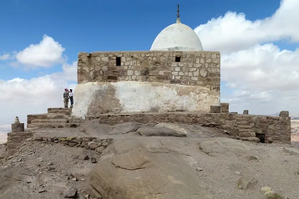 الأردن يغلق مقام النبي هارون بعد أداء سياح إسرائيليين طقوساً دينيةً