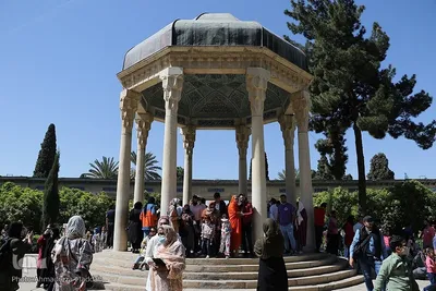 بازدید مسافران نوروزی از آرامگاه حافظ‎‎