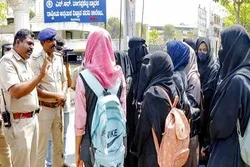 بھارت: کرناٹک میں حجاب پر پابندی کیخلاف احتجاج کرنیوالی درجنوں طالبات معطل