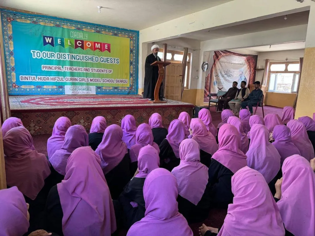 العتبة العباسية تقيم محاضرة قرآنية لمدرسة حفظ القرآن النسوية في باكستان